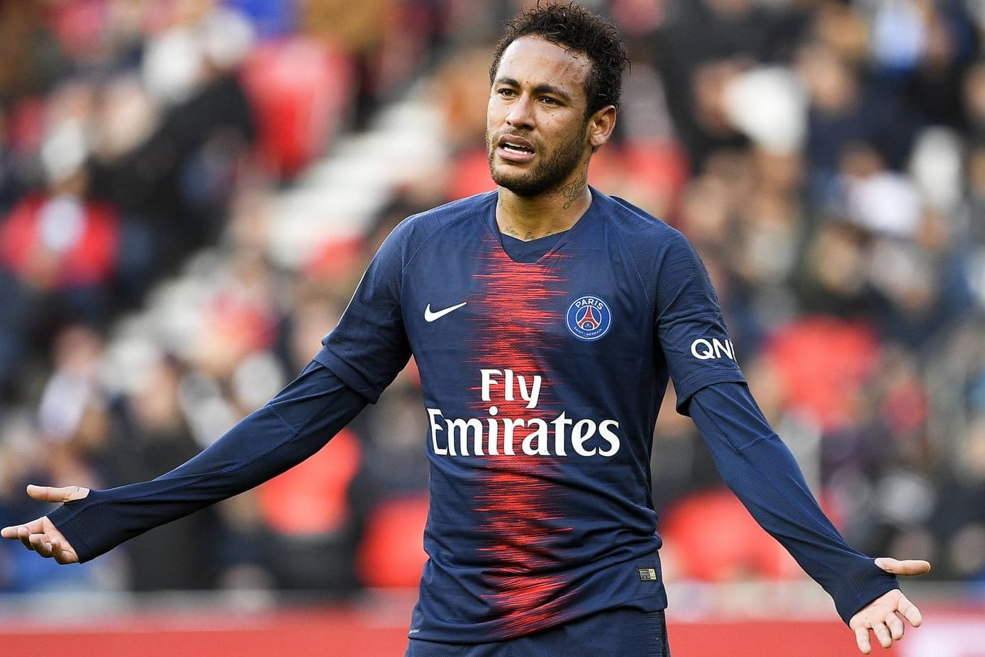 Neymar: Der Brasilianer "muss" offenbar weiter in Paris spielen.