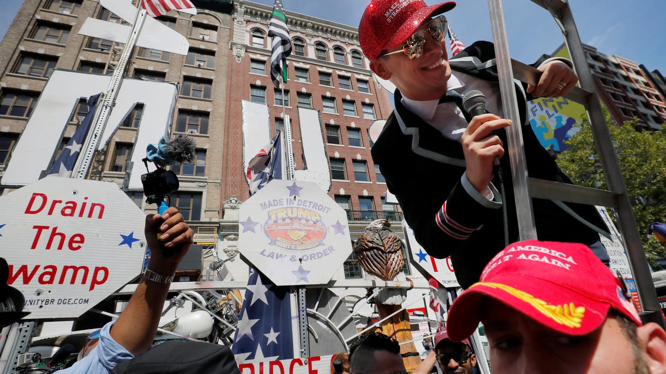 Milo Yiannopoulos auf der "Straight-Pride"-Parade in Boston: Der Anführer der Veranstalterorganisation "Super Happy Fun America" ist selbst bekennend schwul.