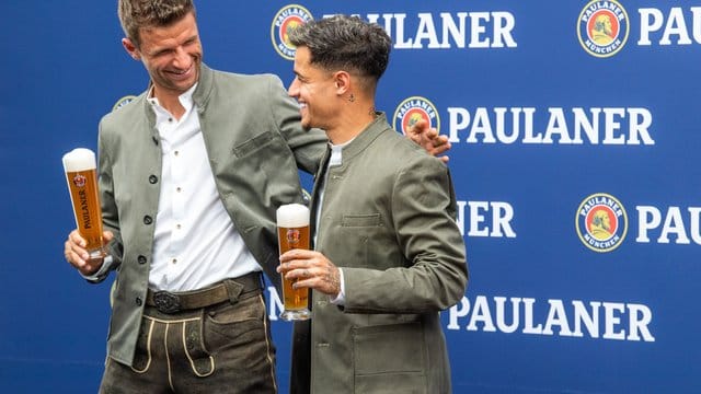 Thomas Müller (l-r) und Philippe Coutinho beim Sponsorentermin zum Lederhosen-Shooting. Thomas Müller (l-r) und Philippe Coutinho beim Sponsorentermin zum Lederhosen-Shooting.