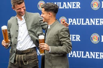 Thomas Müller (l-r) und Philippe Coutinho beim Sponsorentermin zum Lederhosen-Shooting.
