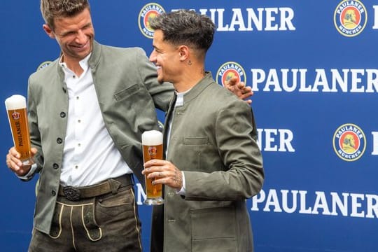 Thomas Müller (l-r) und Philippe Coutinho beim Sponsorentermin zum Lederhosen-Shooting.