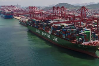 Ein Containerschiff legt im Hafen in der ostchinesischen Provinz Shandong an: Durch den Handelskrieg verlangsamt sich das Wachstum der US-Wirtschaft. (Archivbild)