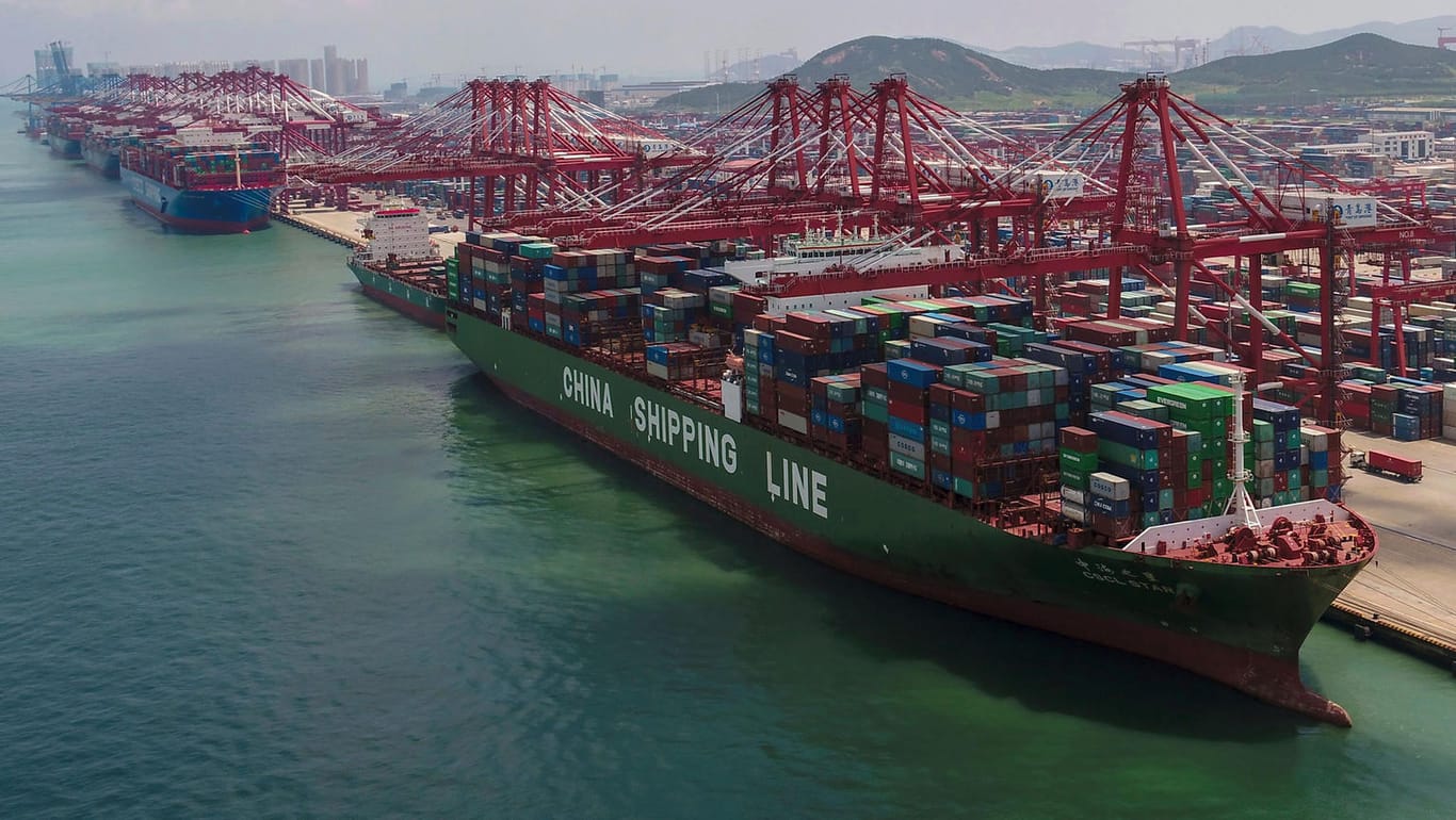 Ein Containerschiff legt im Hafen in der ostchinesischen Provinz Shandong an: Durch den Handelskrieg verlangsamt sich das Wachstum der US-Wirtschaft. (Archivbild)