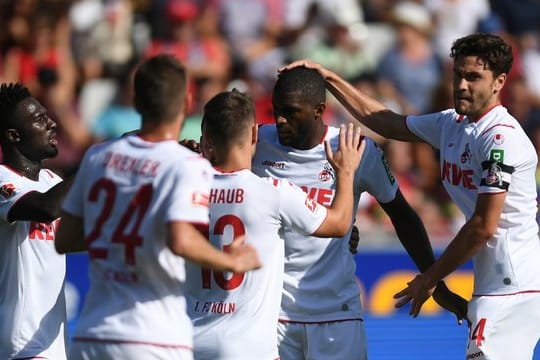 Die FC-Profis feiern Torschütz Anthony Modeste (2.