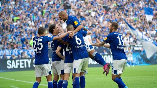 Im dritten Saisonspiel durften die Schalke-Profis endlich über die ersten Tore jubeln. Im dritten Saisonspiel durften die Schalke-Profis endlich über die ersten Tore jubeln.