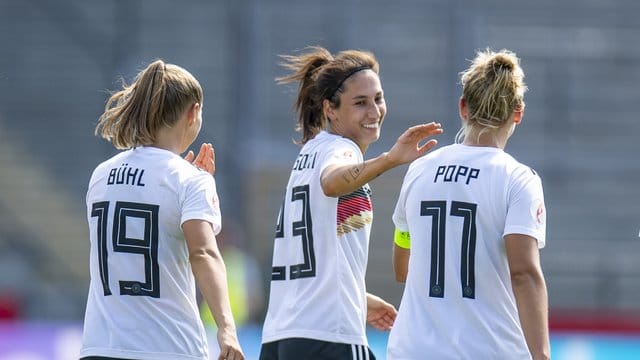 Klara Bühl, Sara Doorsoun und Alexandra Popp feiern den Kantersieg gegen Montenegro. Klara Bühl, Sara Doorsoun und Alexandra Popp feiern den Kantersieg gegen Montenegro.
