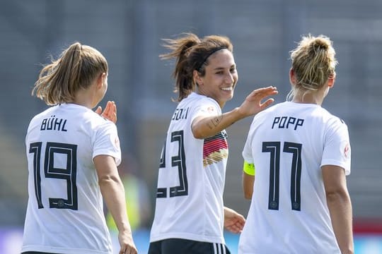 Klara Bühl, Sara Doorsoun und Alexandra Popp feiern den Kantersieg gegen Montenegro.