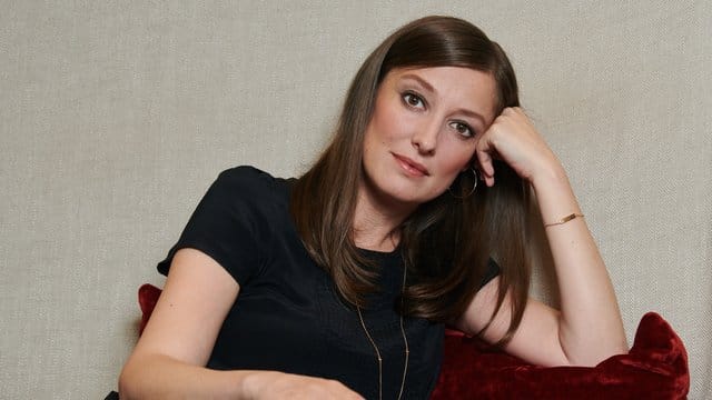 Die Schauspielerin Alexandra Maria Lara liest in der Freizeit gerne Krimiromane.