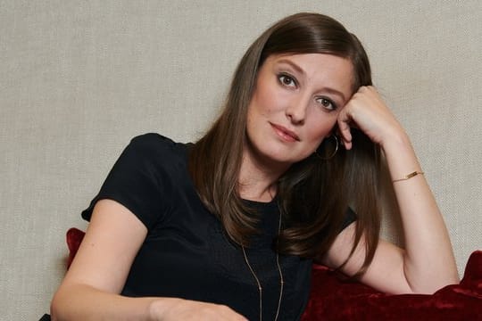 Die Schauspielerin Alexandra Maria Lara liest in der Freizeit gerne Krimiromane.