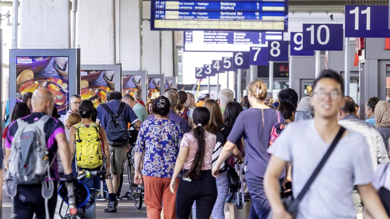 Voller Bahnsteig: Die Deutsche Bahn bekommt im Fernverkehr einen weiteren Konkurrenten.