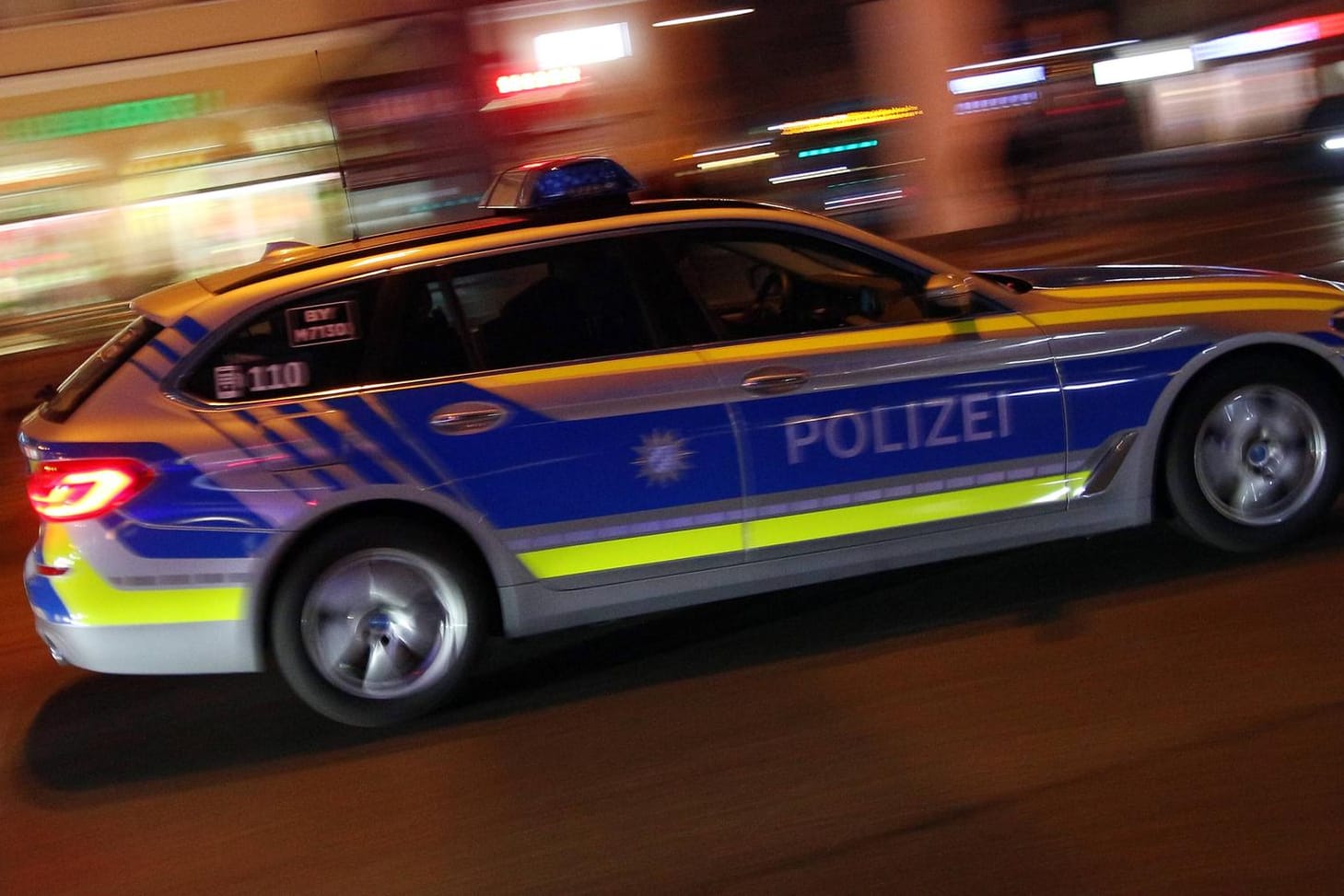 Polizeiwagen im Einsatz: Der Hintergrund des Überfalls ist bisher völlig unklar. (Symbolbild)