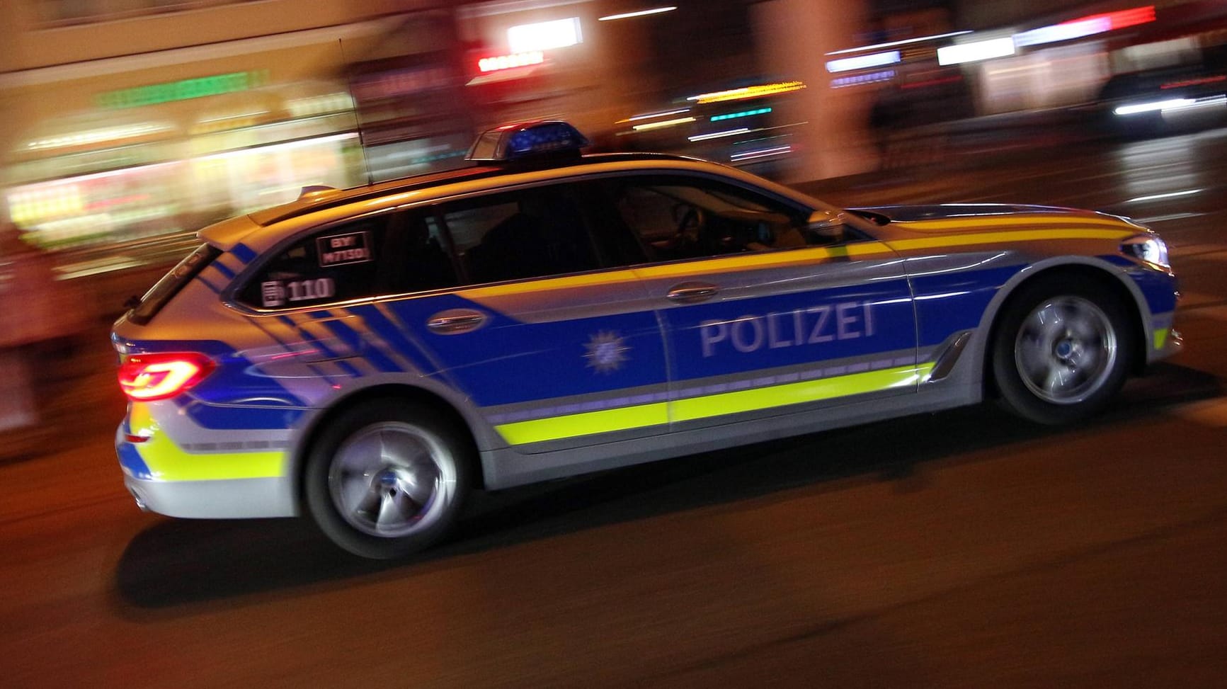 Polizeiwagen im Einsatz: Der Hintergrund des Überfalls ist bisher völlig unklar. (Symbolbild)