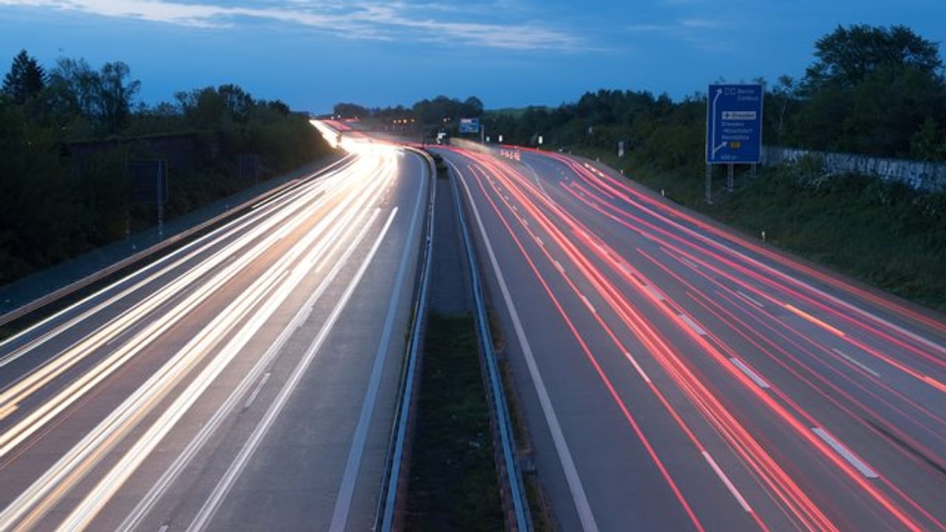 Autos auf einer nächtlichen Autobahn: Die Irrfahrt des 53-Jährigen endete erst in Friedrichshafen. (Symbolfoto)
