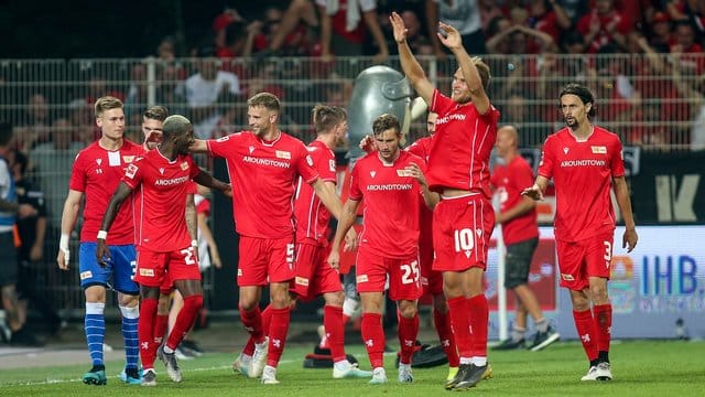 Nach dem 3:1 gegen Borussia Dortmund jubeln die Union-Spieler mit den Fans im heimischen Stadion. Nach dem 3:1 gegen Borussia Dortmund jubeln die Union-Spieler mit den Fans im heimischen Stadion.