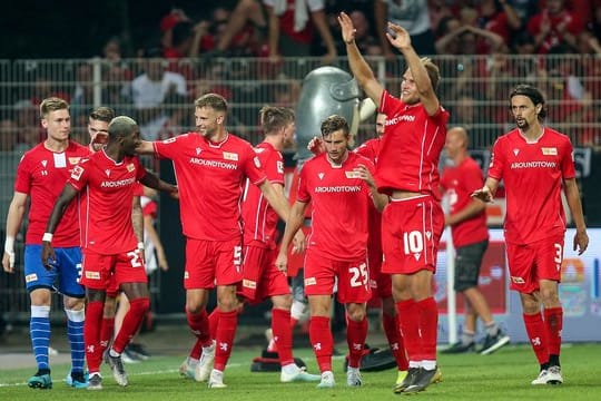 Nach dem 3:1 gegen Borussia Dortmund jubeln die Union-Spieler mit den Fans im heimischen Stadion.