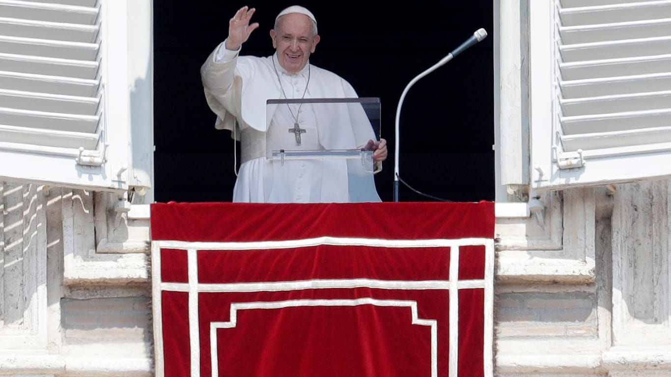 Papst Franziskus winkt Gläubigen während des Angelus-Mittagsgebets am Fenster: Eigentlich ist der Kirchenfürst für seine Pünktlichkeit bekannt. (Archivbild)