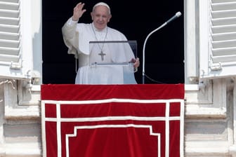 Papst Franziskus winkt Gläubigen während des Angelus-Mittagsgebets am Fenster: Eigentlich ist der Kirchenfürst für seine Pünktlichkeit bekannt. (Archivbild)