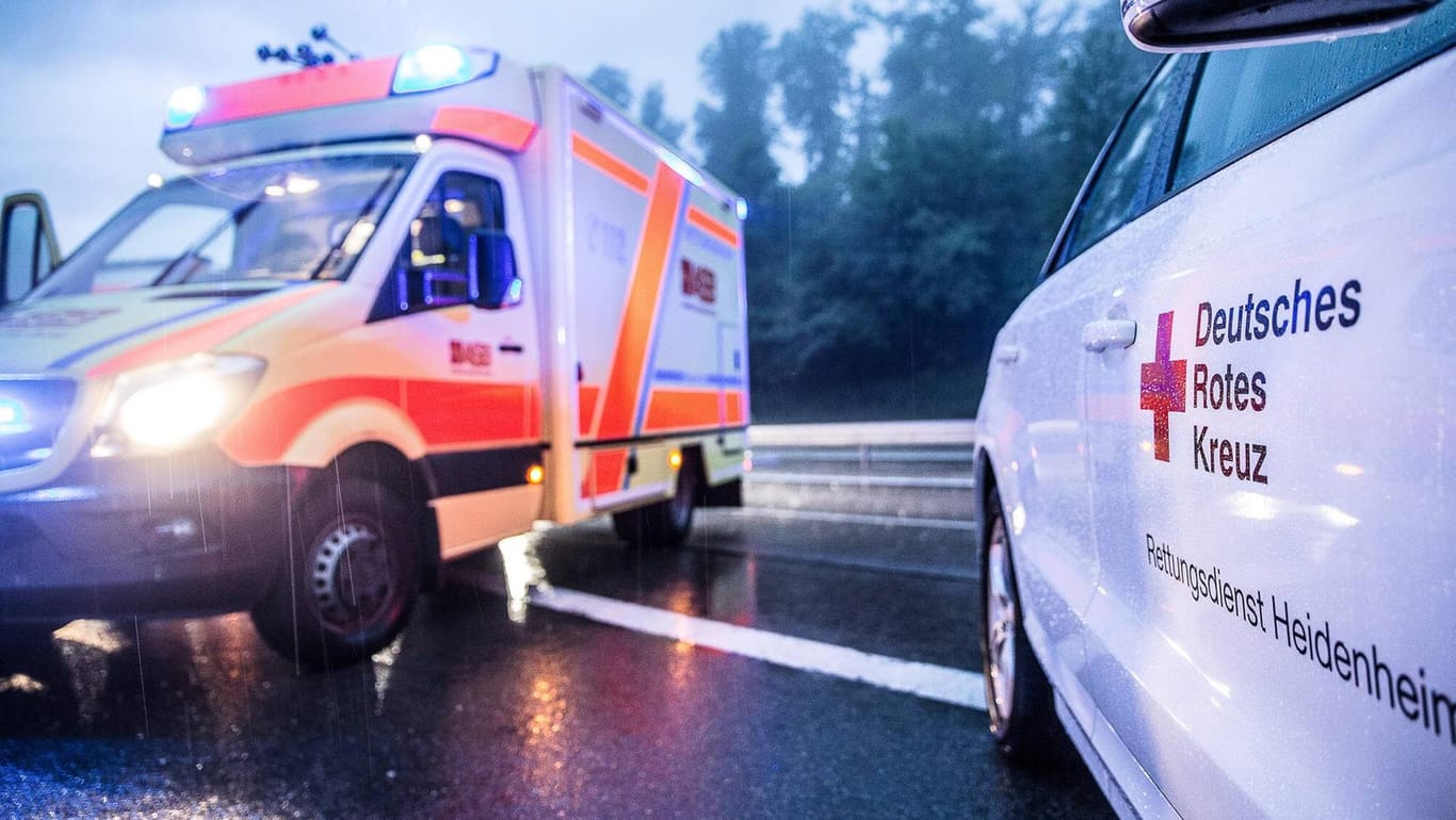 Rettungskräfte auf einer Autobahn: Der Audi R8 Spyder ging bei dem Unfall nahe München in Flammen auf. (Symbolfoto)