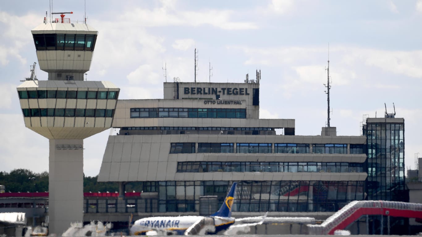 Blick auf den Tower und das Hauptgebäude des Flughafens Tegel: Passagiere wurden gebeten, sich vor Ort zu informieren und mehr Zeit einzuplanen. (Symbolfoto)