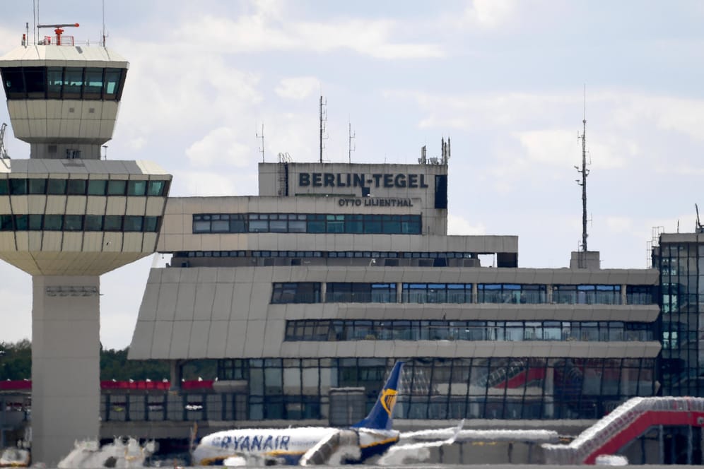 Blick auf den Tower und das Hauptgebäude des Flughafens Tegel: Passagiere wurden gebeten, sich vor Ort zu informieren und mehr Zeit einzuplanen. (Symbolfoto)