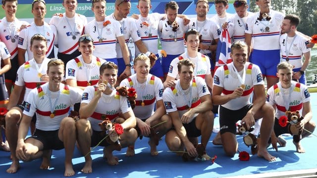 Das Achter-Team aus Deutschland (vorne) posiert bei der Siegerehrung.