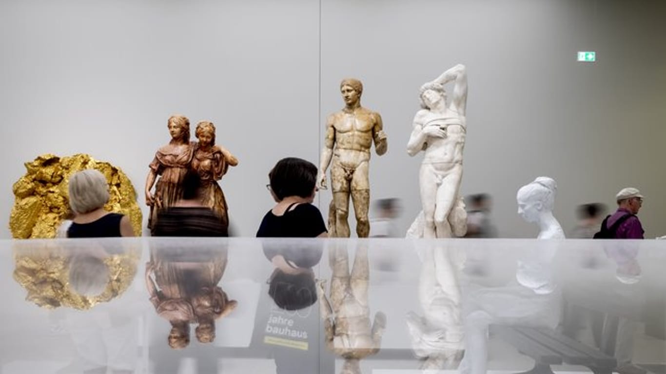 Besucher schauen sich bei der Langen Nacht der Museen in der James-Simon-Galerie die Ausstellung "Nah am Leben - 200 Jahre Gipsformerei" an.