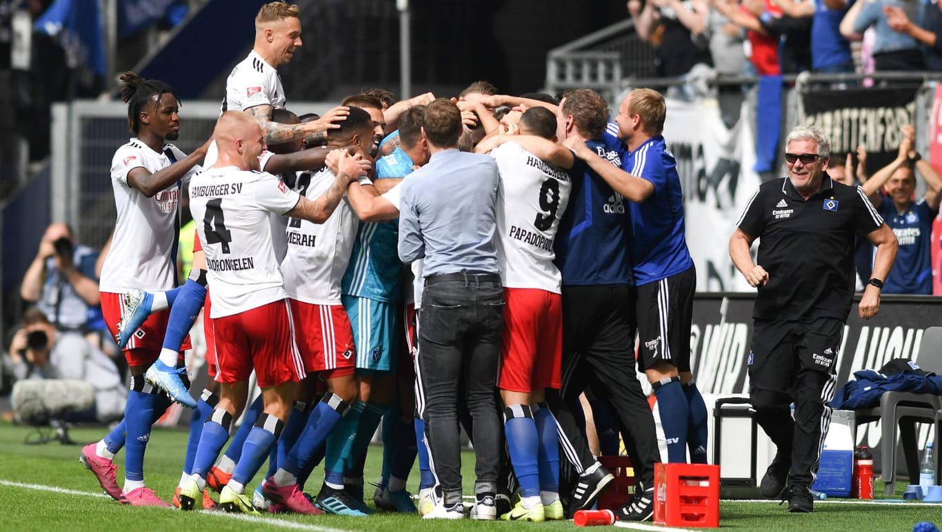 Jubelkreis: Die Hamburger feiern den Treffer von Bakery Jatta zum 3:0-Endstand gegen Hannover.