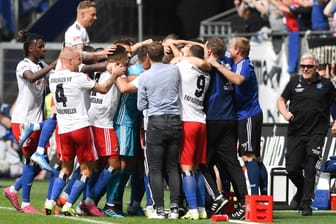 Jubelkreis: Die Hamburger feiern den Treffer von Bakery Jatta zum 3:0-Endstand gegen Hannover.