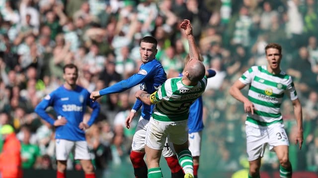 Im Duell der Stadtrivalen ist stets Brisanz: Ryan Kent (Mitte l) von den Rangers und Scott Brown von Celtic geraten aneinander. Im Duell der Stadtrivalen ist stets Brisanz: Ryan Kent (Mitte l) von den Rangers und Scott Brown von Celtic geraten aneinander.