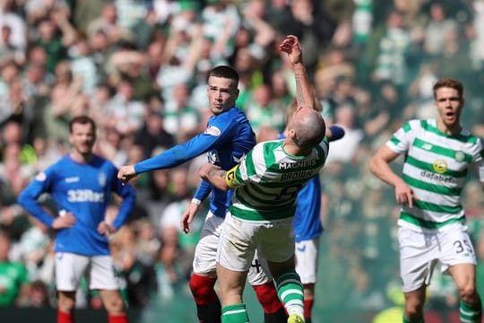 Im Duell der Stadtrivalen ist stets Brisanz: Ryan Kent (Mitte l) von den Rangers und Scott Brown von Celtic geraten aneinander.