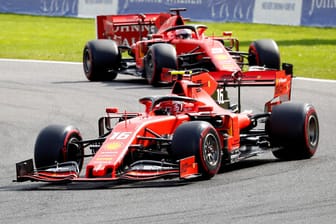Charles Leclerc (v.) und Sebastian Vettel: Die Ferraris kämpfen um den Sieg.