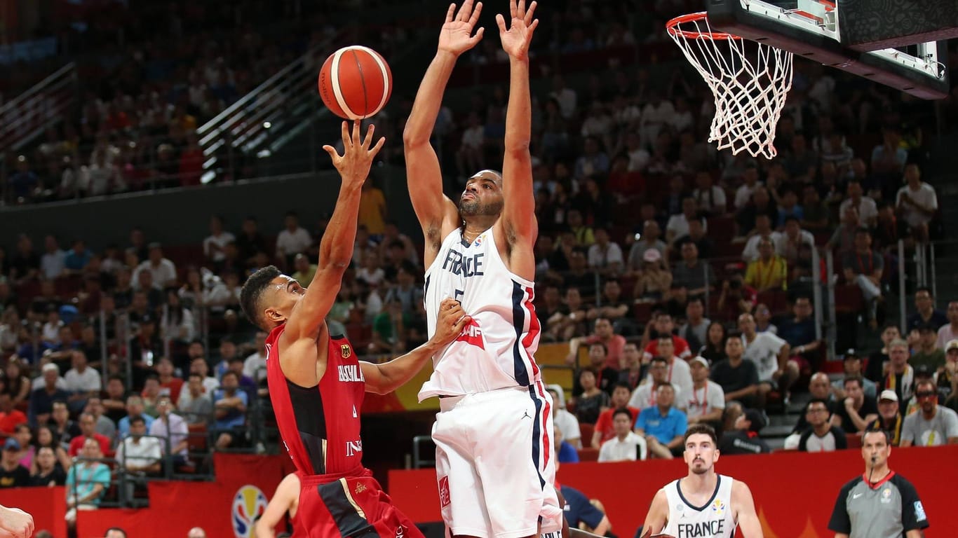 Beim Korbleger: Deutschlands Maodo Lo (l.) versucht den Ball und über Frankreichs Nicolas Batum zu werfen.