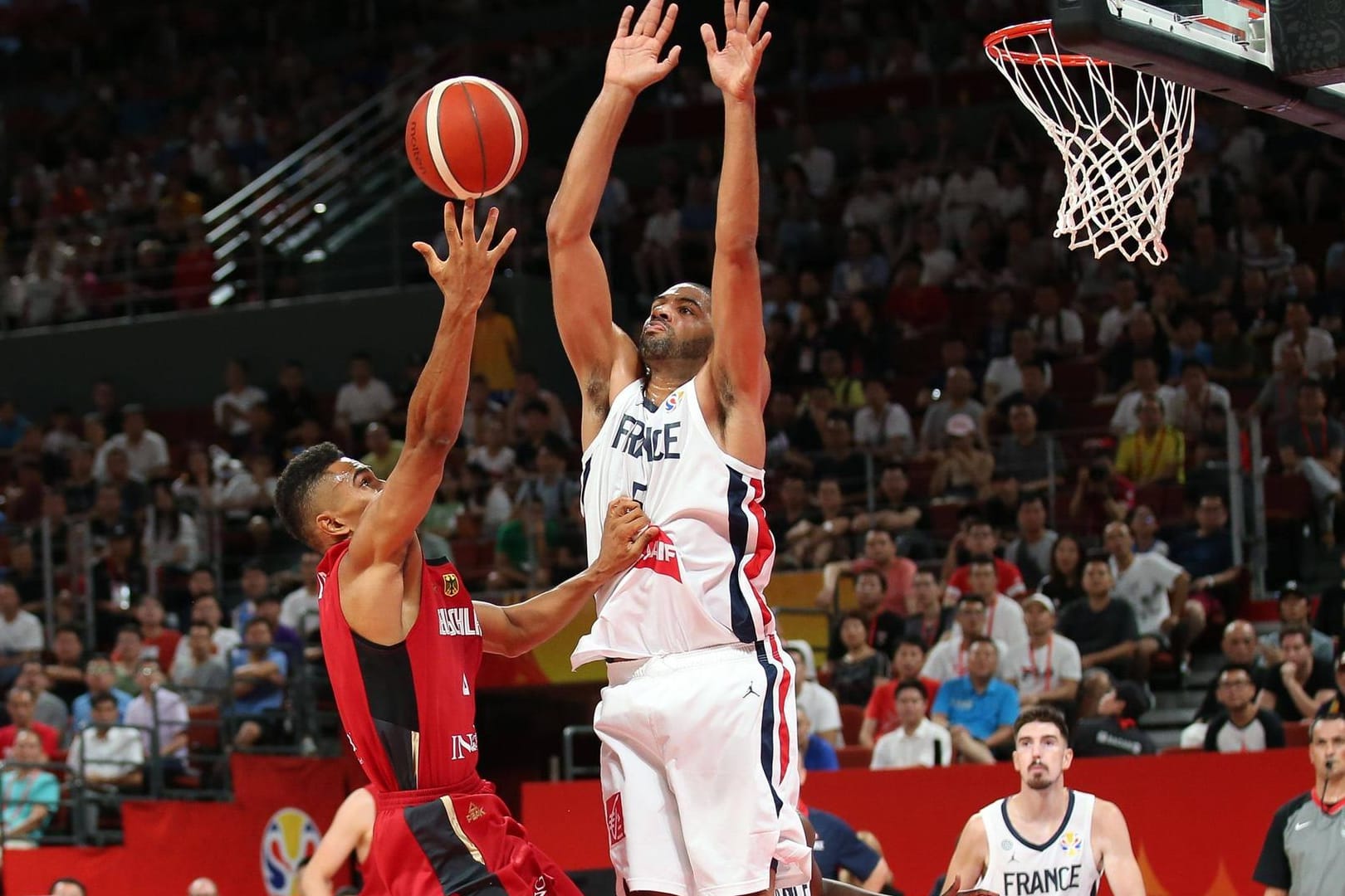 Beim Korbleger: Deutschlands Maodo Lo (l.) versucht den Ball und über Frankreichs Nicolas Batum zu werfen.