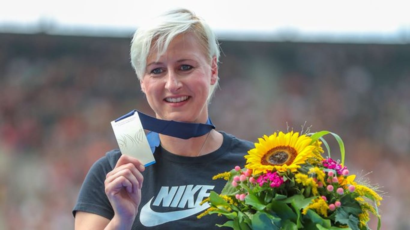 Zehn Jahre nach den Leichtathletik-WM erhält Hochspringerin Ariane Friedrich nachträglich die Silbermedaille.