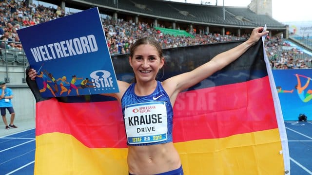 Gesa Felicitas Krause feiert ihren Sieg über 2000 Meter.