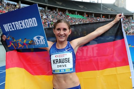 Gesa Felicitas Krause feiert ihren Sieg über 2000 Meter.