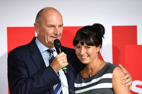 Dietmar Woidke umarmt seine Frau Susanne bei einer Ansprache auf der SPD-Wahlparty.