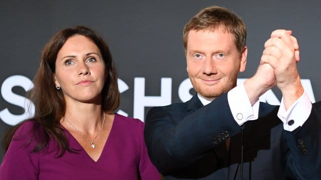 Michael Kretschmer, Ministerpräsident von Sachsen und seine Lebensgefährtin Annett Hofmann bei der CDU-Wahlparty in Dresden.