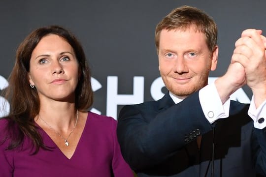 Michael Kretschmer, Ministerpräsident von Sachsen und seine Lebensgefährtin Annett Hofmann bei der CDU-Wahlparty in Dresden.