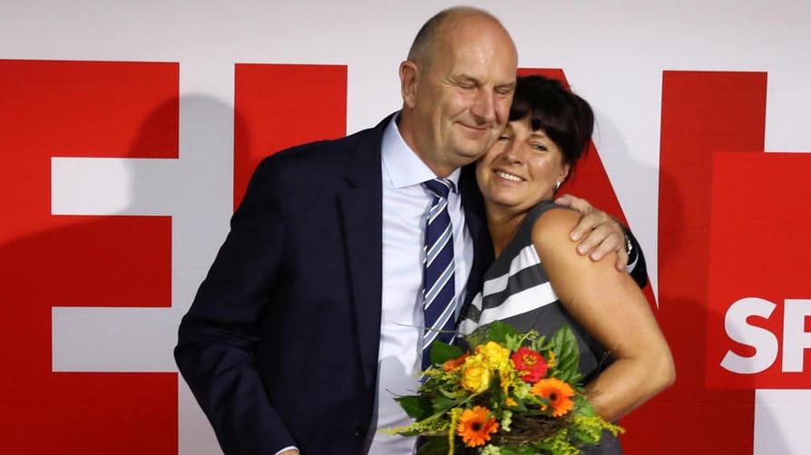 Brandenburgs Ministerpräsident Dietmar Woidke herzt seine Frau Susanne: Die SPD blieb bei der Landtagswahl stärkste Kraft.