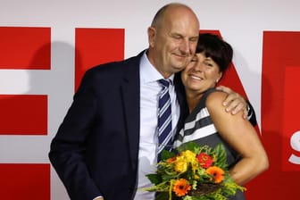 Brandenburgs Ministerpräsident Dietmar Woidke herzt seine Frau Susanne: Die SPD blieb bei der Landtagswahl stärkste Kraft.