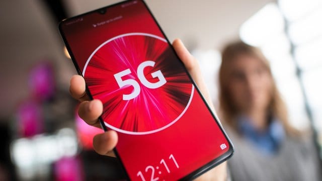 Ein Smartphone mit der Aufschrift 5G: Der Provider streicht Tarifzuschläge für den neuen Mobilfunkstandard.