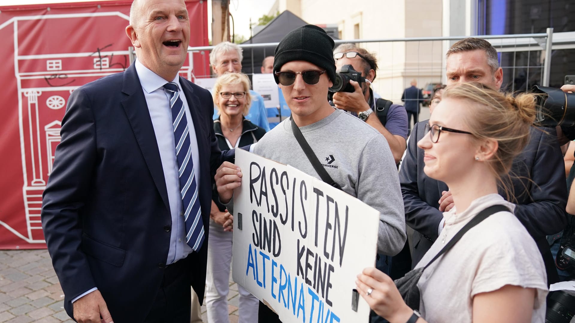 Landtagswahl Dank des Ministerpräsidenten: Dietmar Woidke (SPD) traf die zwei Demonstranten, die vor dem Landtag das Plakat mit der Aufschrift "Rassisten sind keine Alternative" hochhielten.