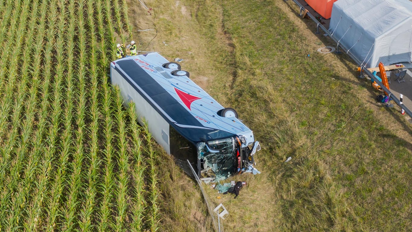 Umgekippter Bus bei Rentwertshausen: Bei einem Unfall mit einem Reisebus wurden fünf Menschen schwer verletzt.