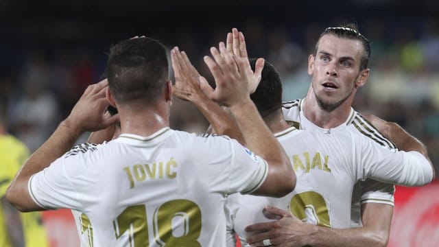 Reals Gareth Bale (r): Bale schoss beide Treffer und flog anschließend noch vom Platz. Reals Gareth Bale (r): Bale schoss beide Treffer und flog anschließend noch vom Platz.