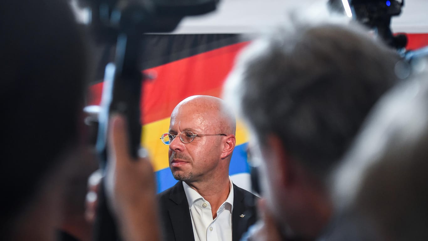 Andreas Kalbitz: Der Spitzenkandidat der AfD für die Landtagswahl in Brandenburg wartet auf der AfD-Wahlparty auf die Bekanntgabe erster Ergebnisse.