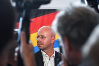 Andreas Kalbitz: Der Spitzenkandidat der AfD für die Landtagswahl in Brandenburg wartet auf der AfD-Wahlparty auf die Bekanntgabe erster Ergebnisse.