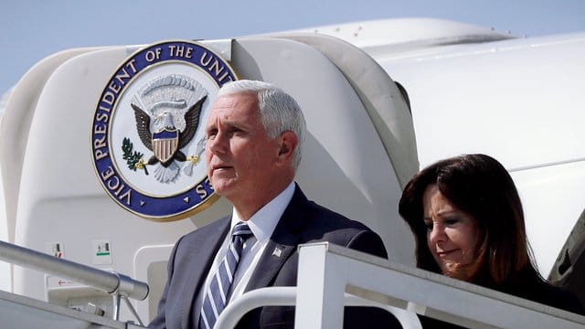 US-Vizepräsident Mike Pence und seine Frau Karen bei ihrer Ankunft in Polen. US-Vizepräsident Mike Pence und seine Frau Karen bei ihrer Ankunft in Polen.