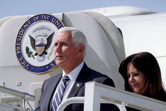 US-Vizepräsident Mike Pence und seine Frau Karen bei ihrer Ankunft in Polen.