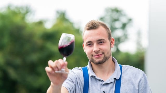 Den Wein im Blick hat Joshua Krauß.